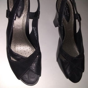 CLARKS WOMANS HEELS SIZE 11M